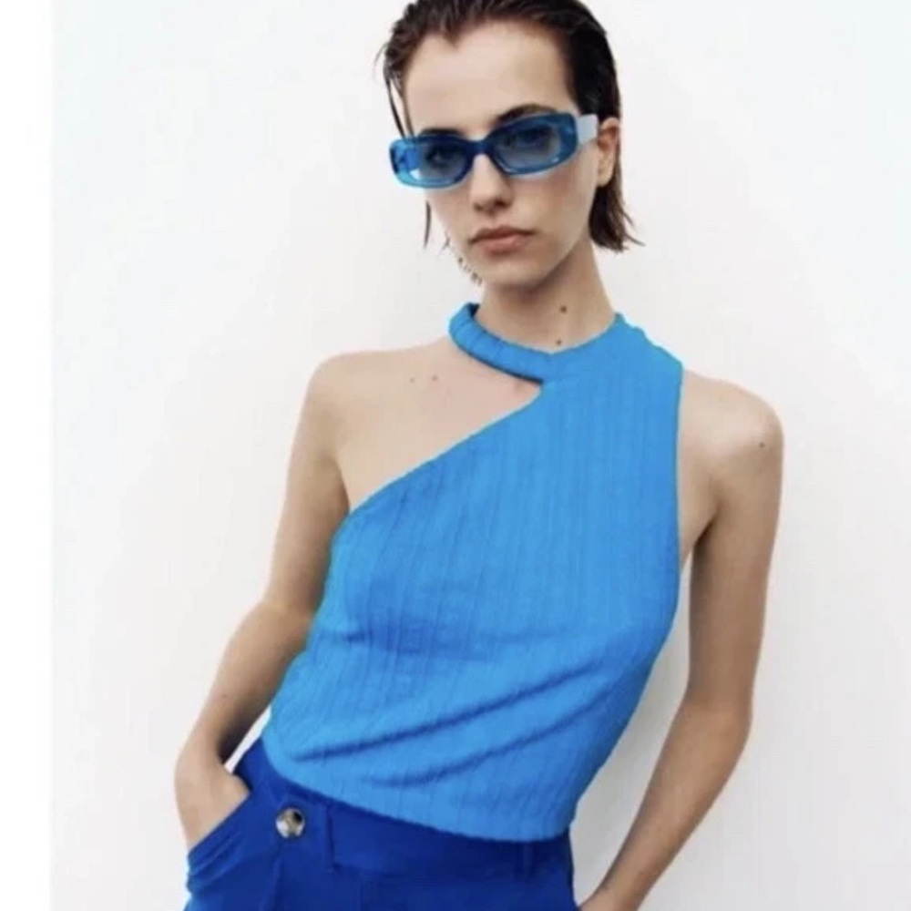Zara: Asymmetrical CUT OUT CABLE KNIT CROP TOP